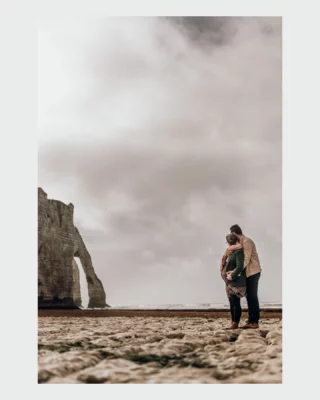 Dans le souffle du vent d’Étretat, là où les falaises se dressent comme gardiennes d’éternité, ils se préparent à accueillir une nouvelle vie. Ce lieu symbolique pour eux devient le témoin d’un amour qui grandit, d’une histoire qui s’écrit à trois. 
#SéanceGrossesse #Étretat #PhotographiePoétique #SouvenirsÉternels #MomentsPrécieux #NormandieInspire #PhotographeGrossesse #NormandiePhotographer