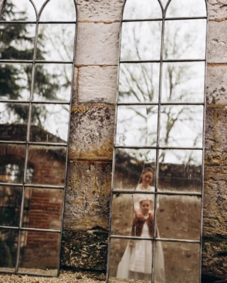 Le jour de son mariage, elle partage un moment de douceur avec sa fille, un souvenir gravé dans un reflet chargé d’amour et d’émotion. Parce que ce jour n’est pas seulement celui d’une union, mais aussi celui de la célébration d’une famille.
🤍 Des instants magiques qui racontent la beauté des liens familiaux.
#MariageEnNormandie #AmourMèreFille #PhotographeDeMariage #MomentsIntemporels #ComplicitéMèreFille #SouvenirsÉternels #PhotographiePoétique #InspirationMariage #PhotographeNormandie #HistoiresDAmour